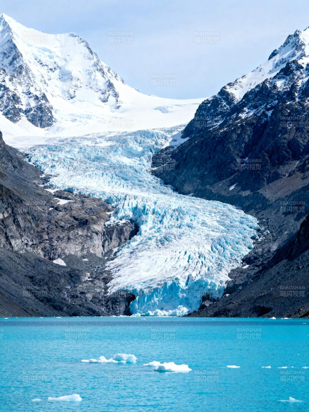 冰川湖畔雪峰图片