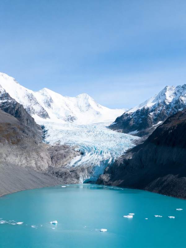 冰川湖畔雪山景图片