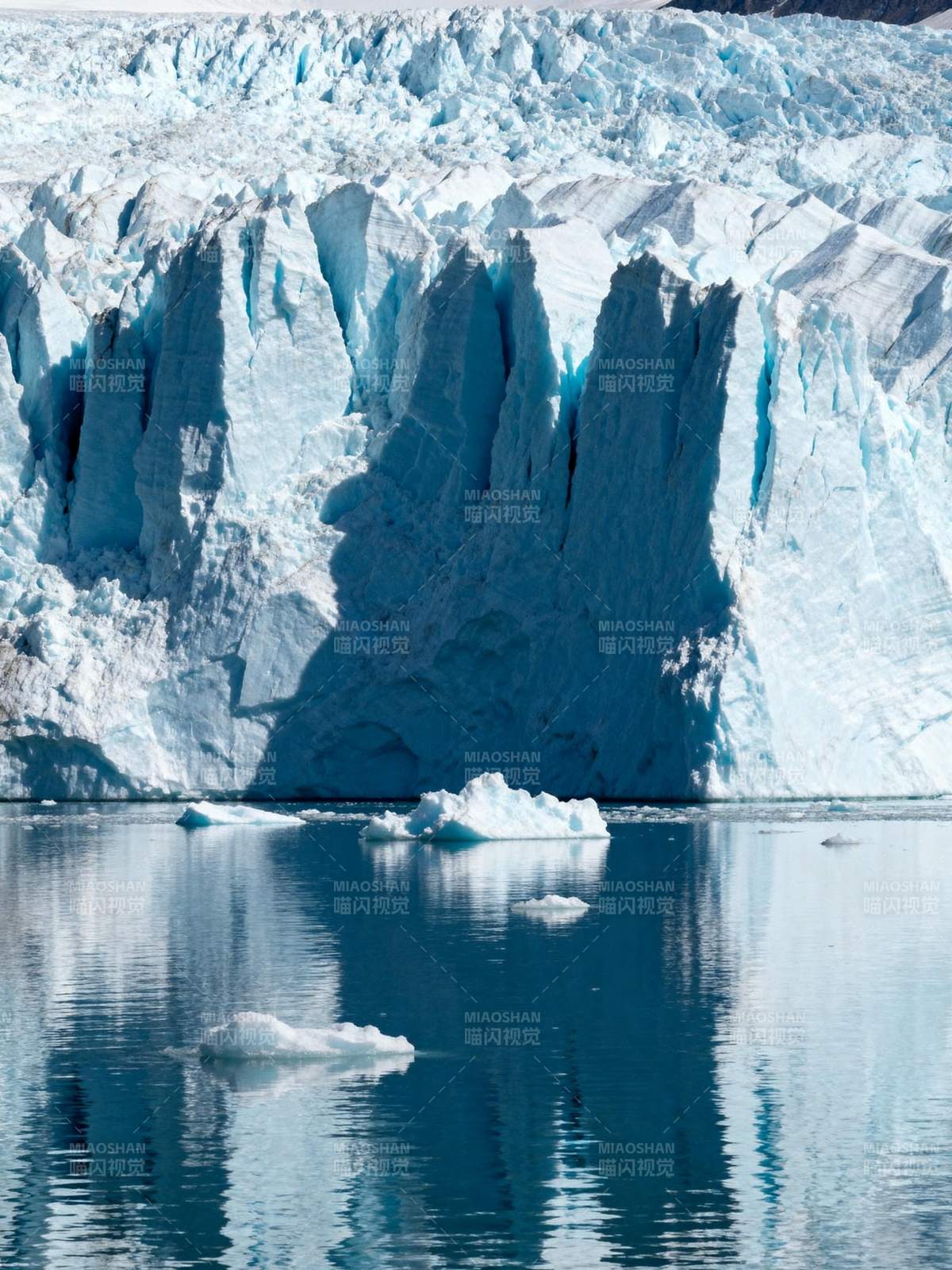 冰川倒影静谧湖图片