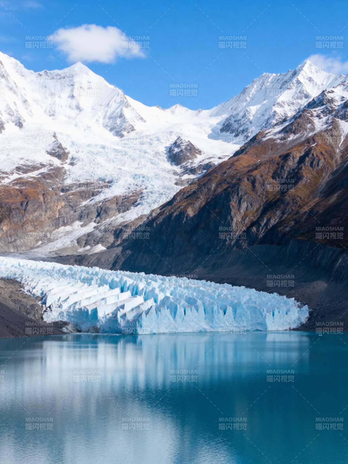 雪山冰湖美景图片
