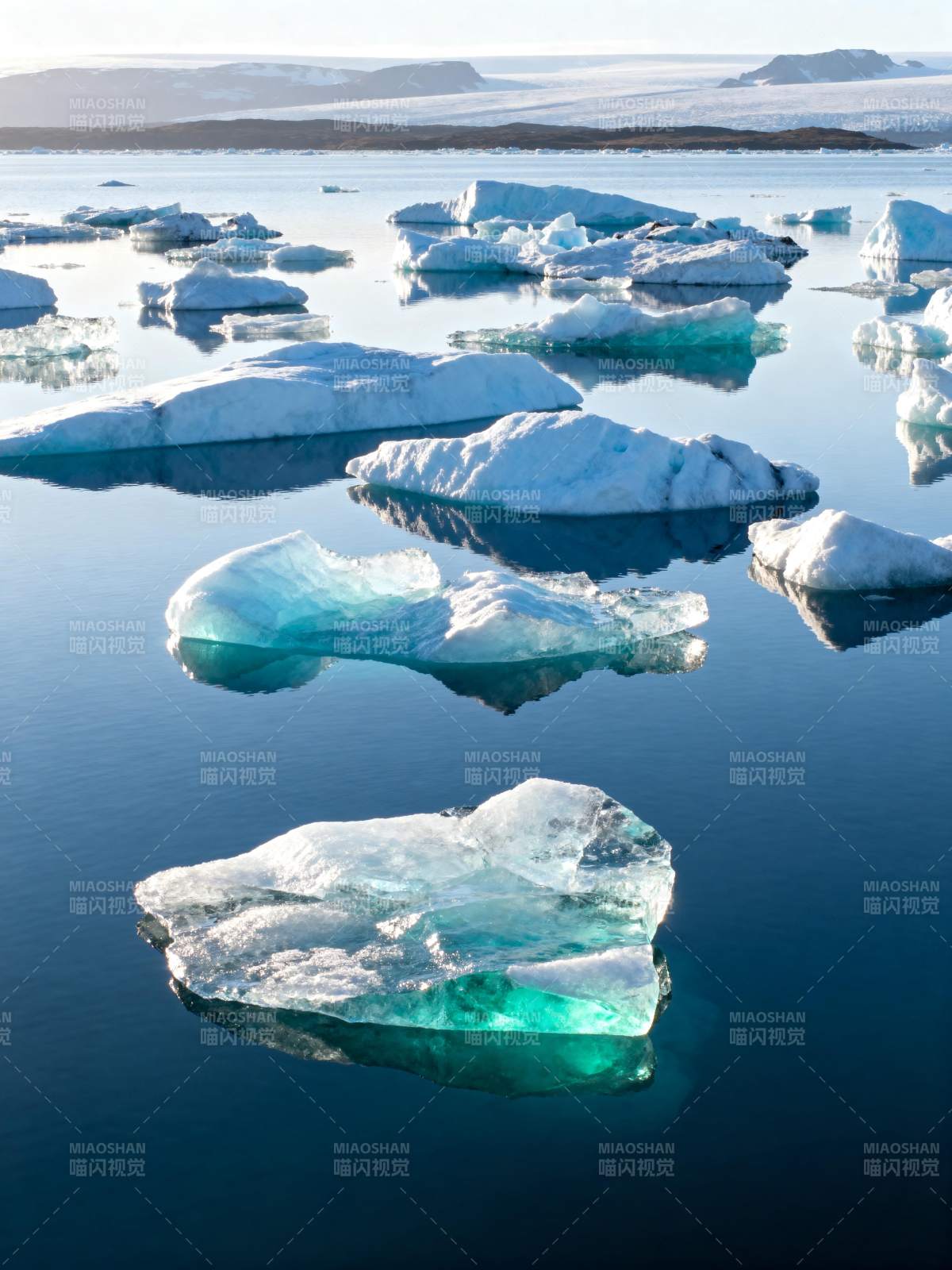 冰川浮水 静谧如画图片