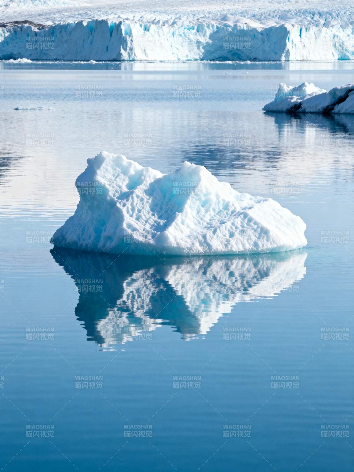 冰山倒影静谧湖图片