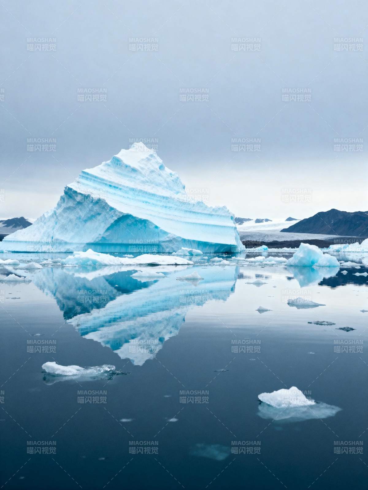 冰山倒影静谧湖图片