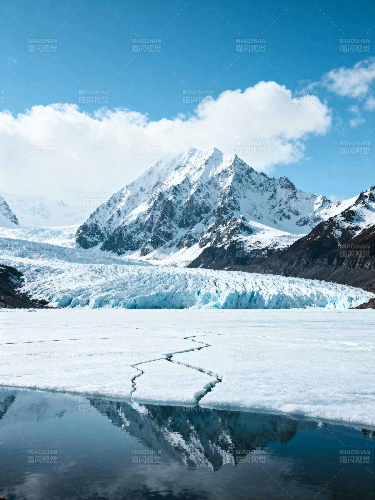 冰川倒影山峦图片