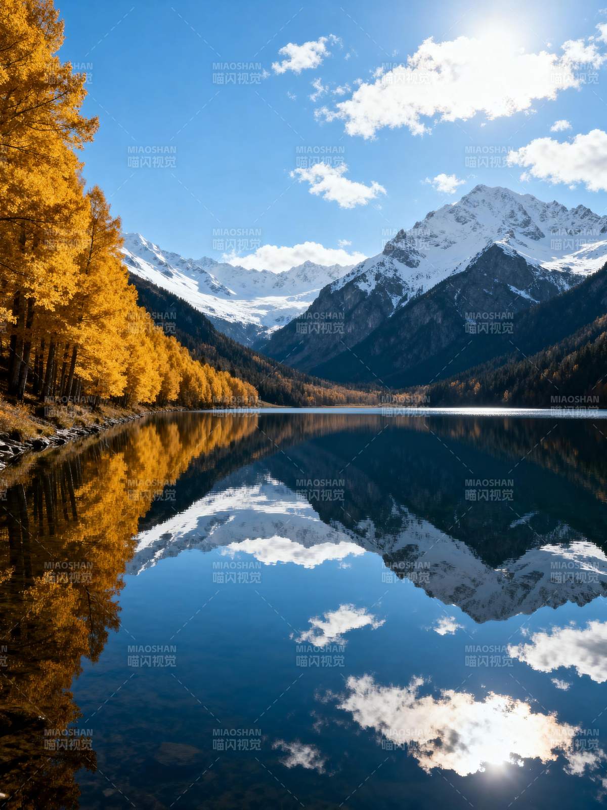 秋山倒影湖光图片