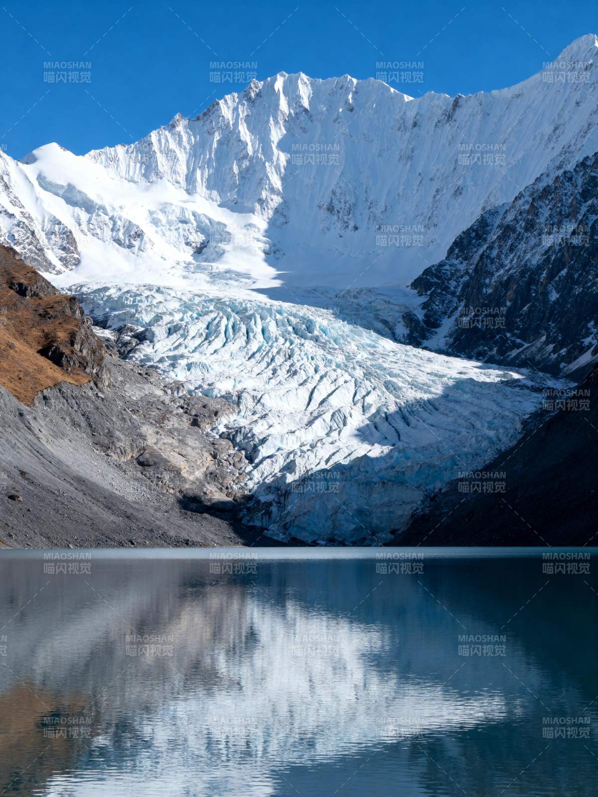 雪山倒影湖中图片