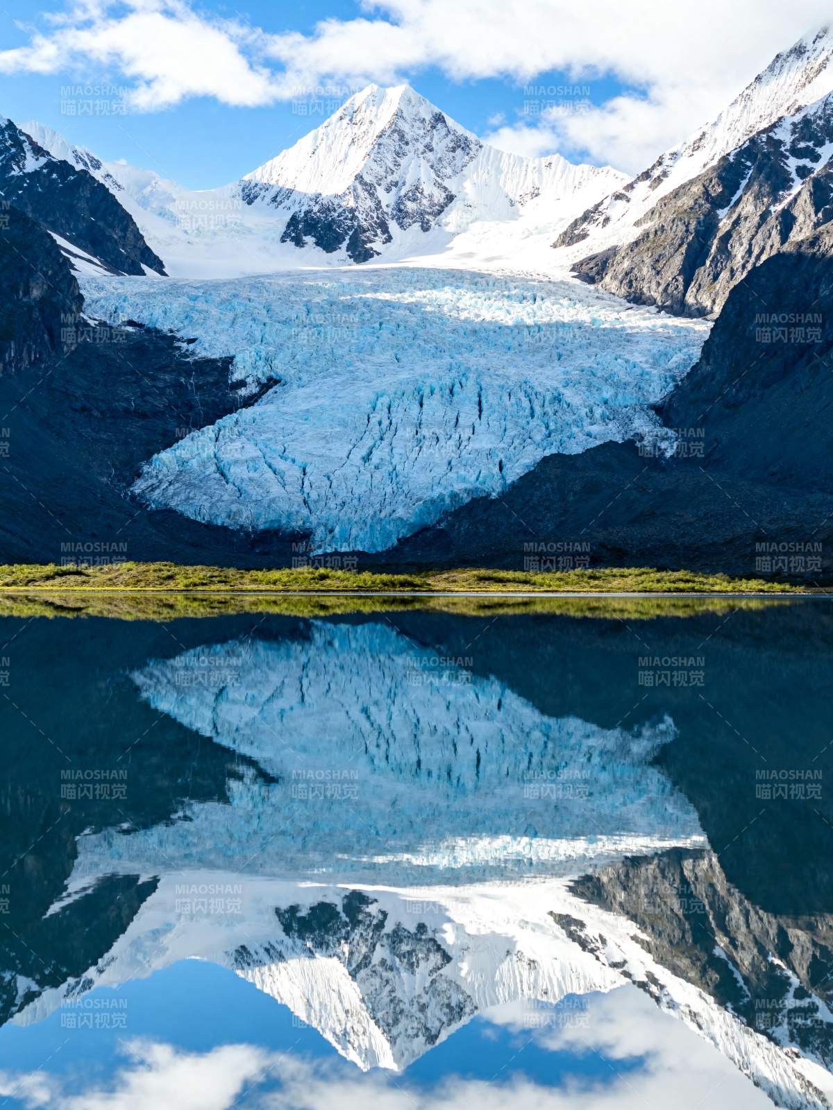 雪山倒影湖中图片