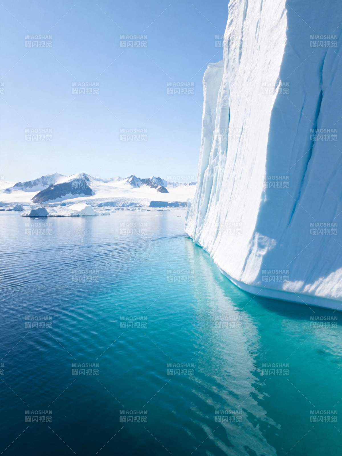 冰川碧海映蓝天图片
