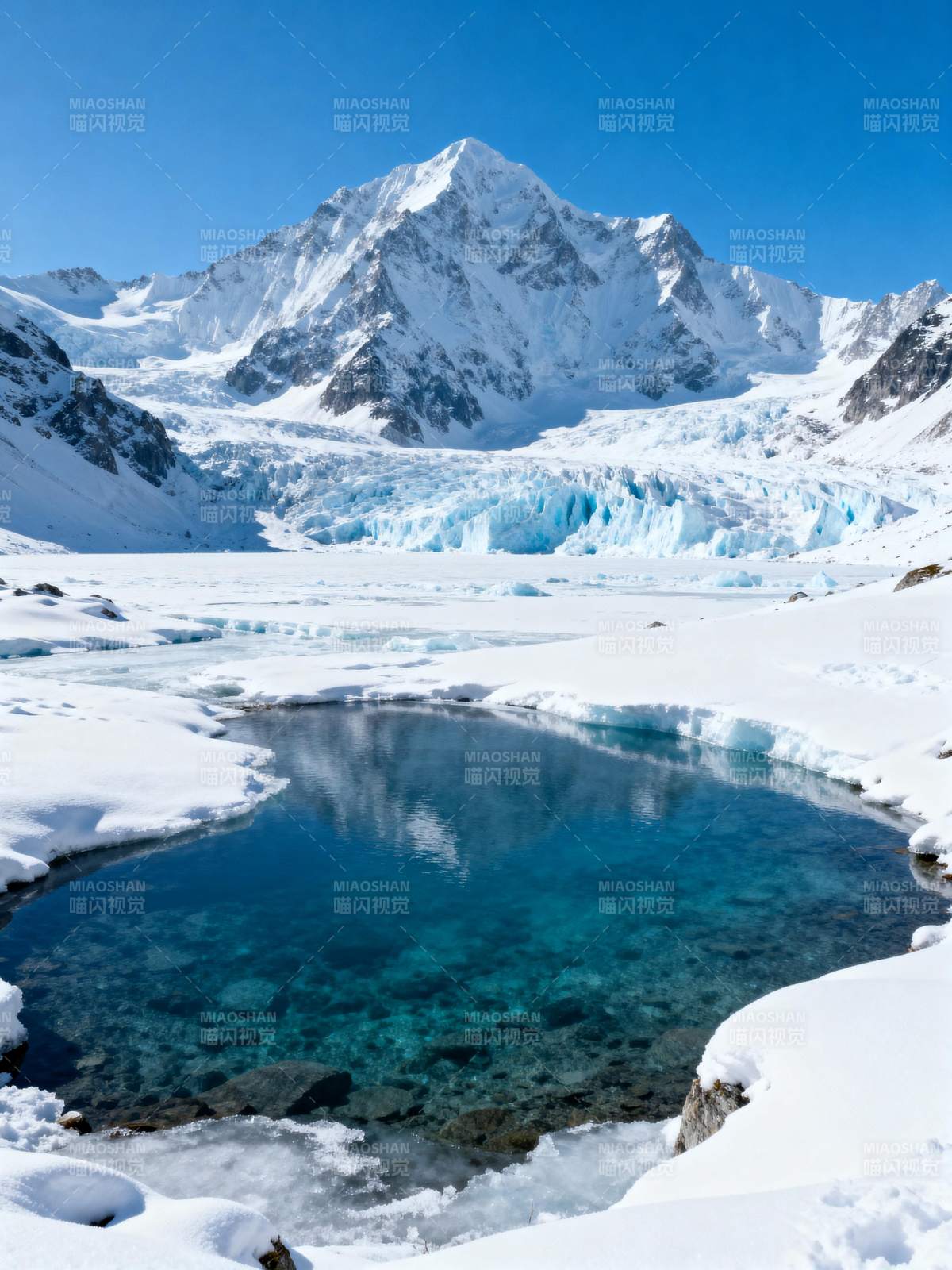 雪山映碧潭图片