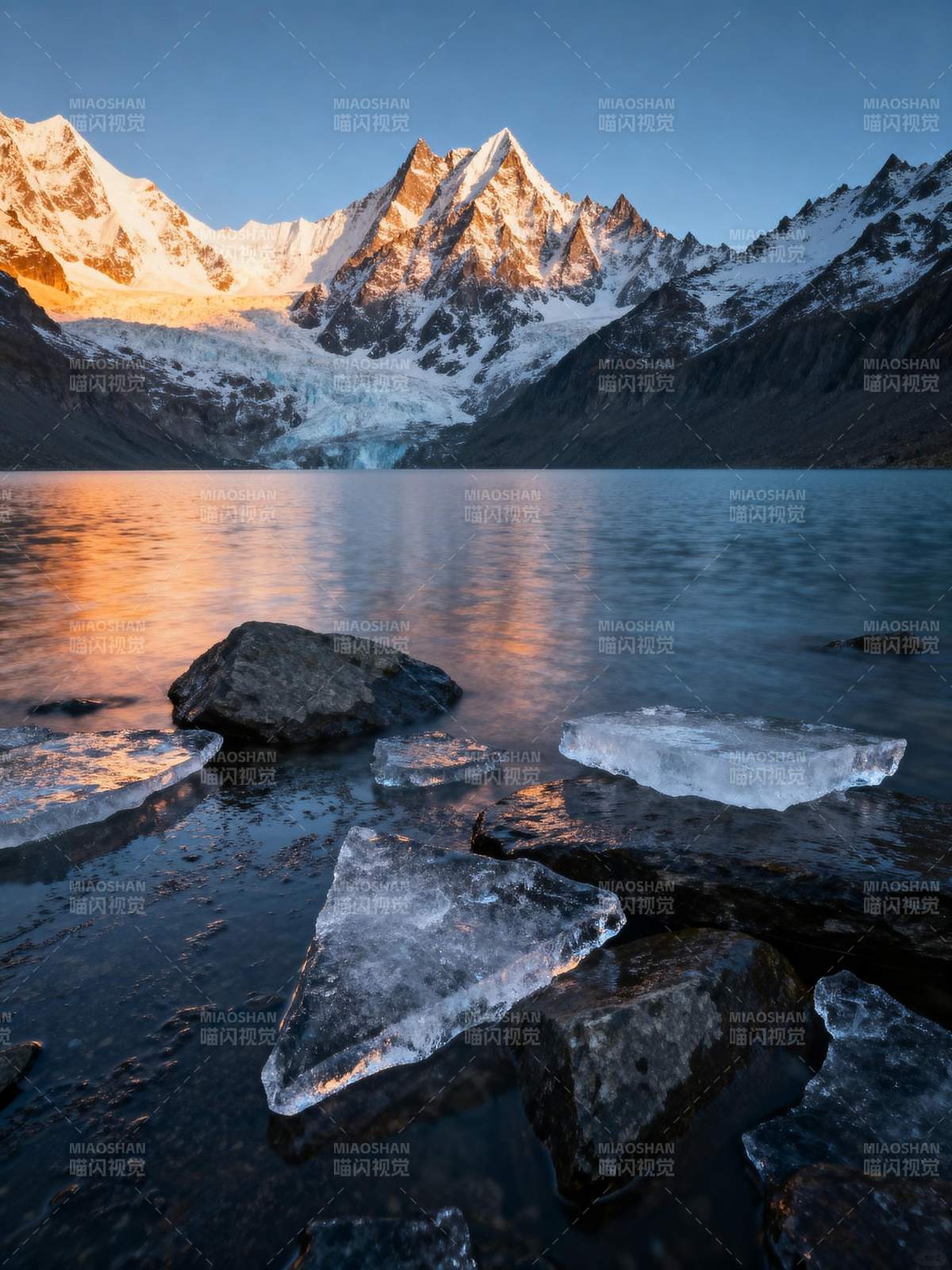 雪山湖冰景图片