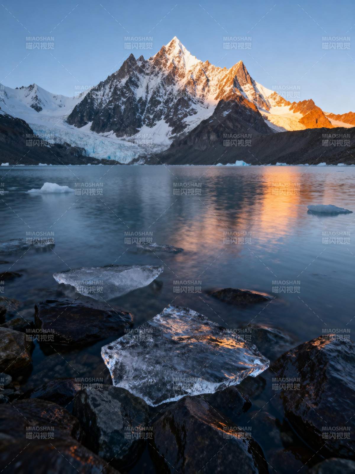 雪山映湖冰浮图片
