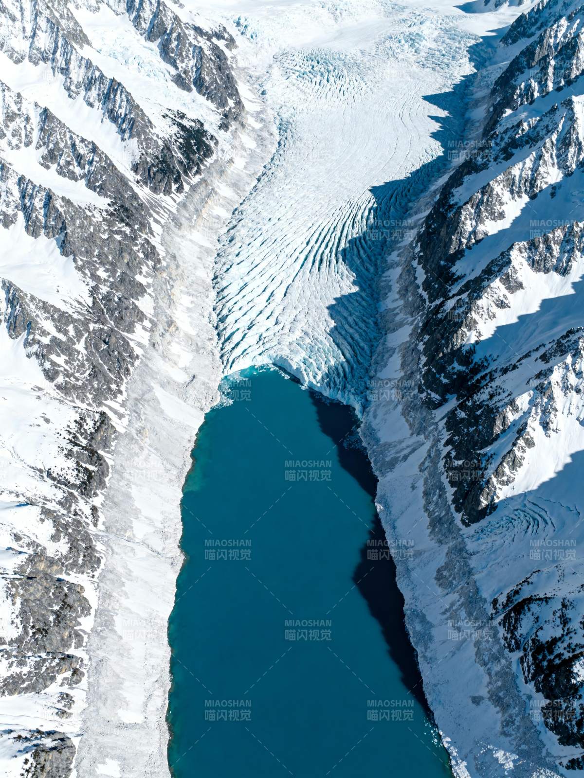 冰川湖畔雪峰图片