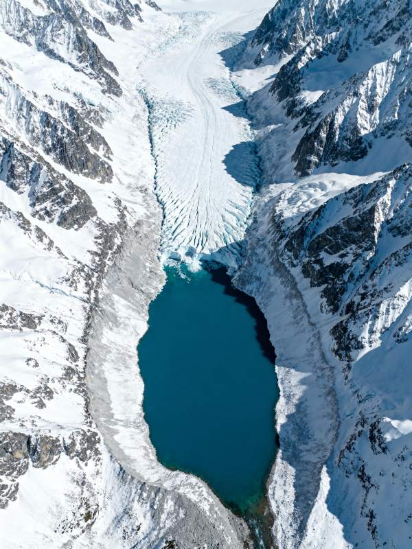 冰川湖畔雪峰图片