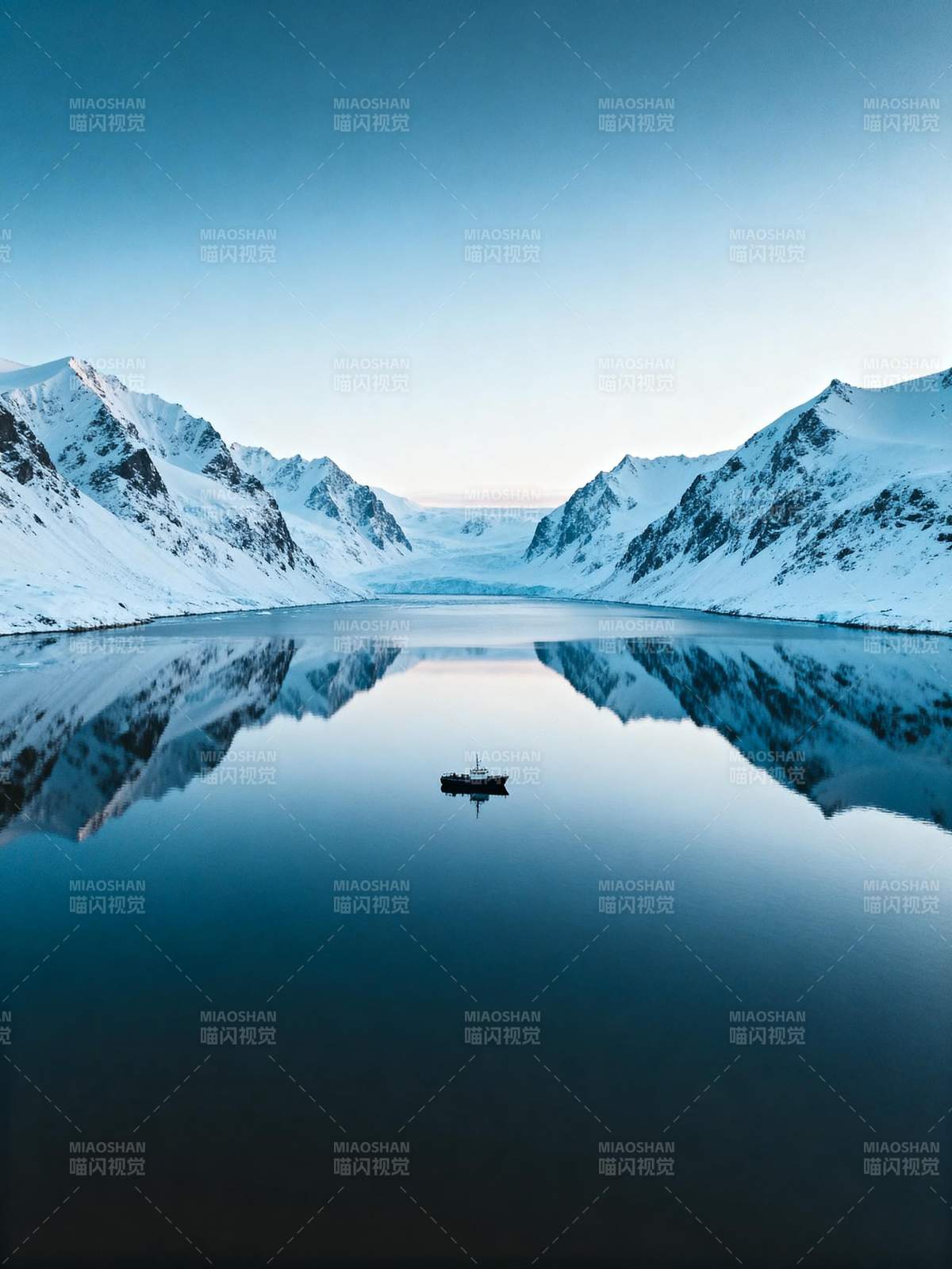 雪山湖影孤舟图片