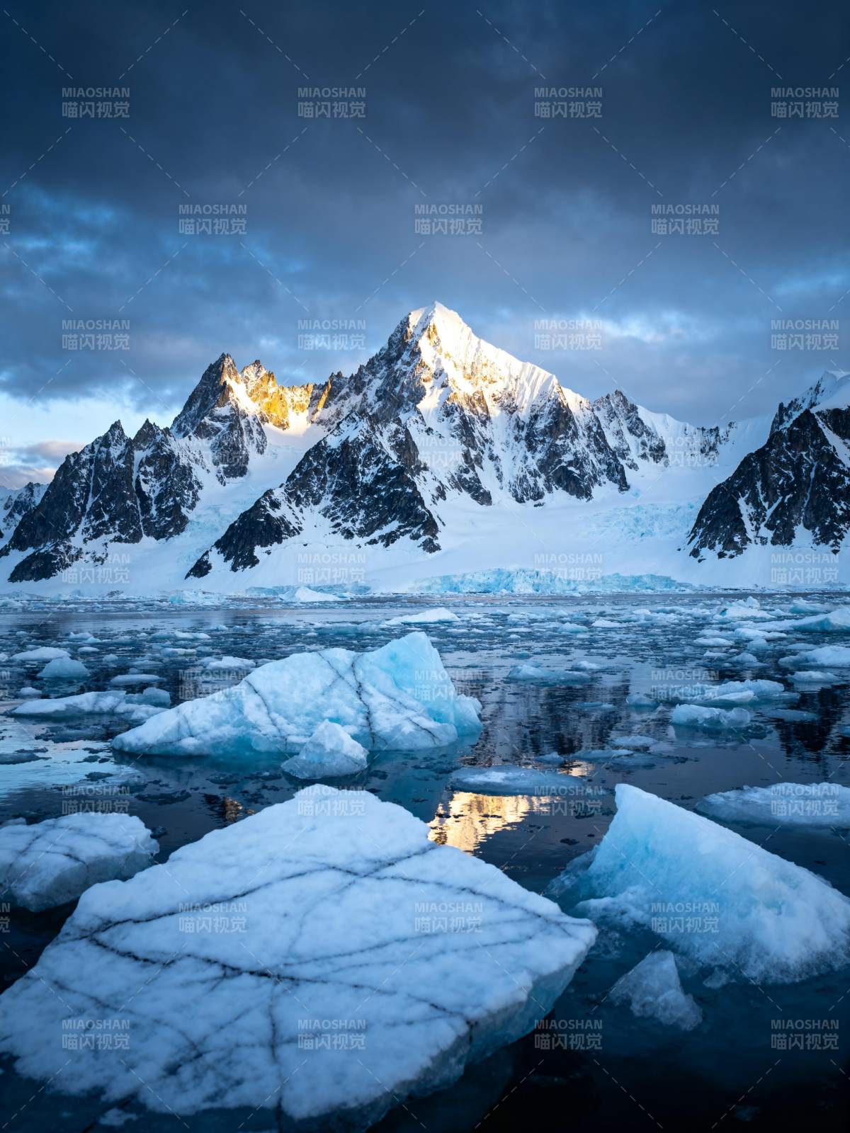 冰川雪山映湖光图片