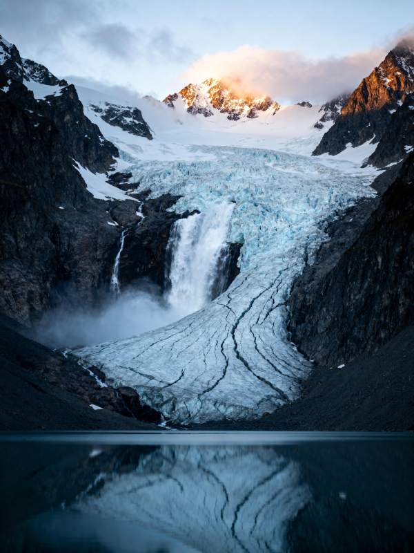 冰川倒影山峦图片