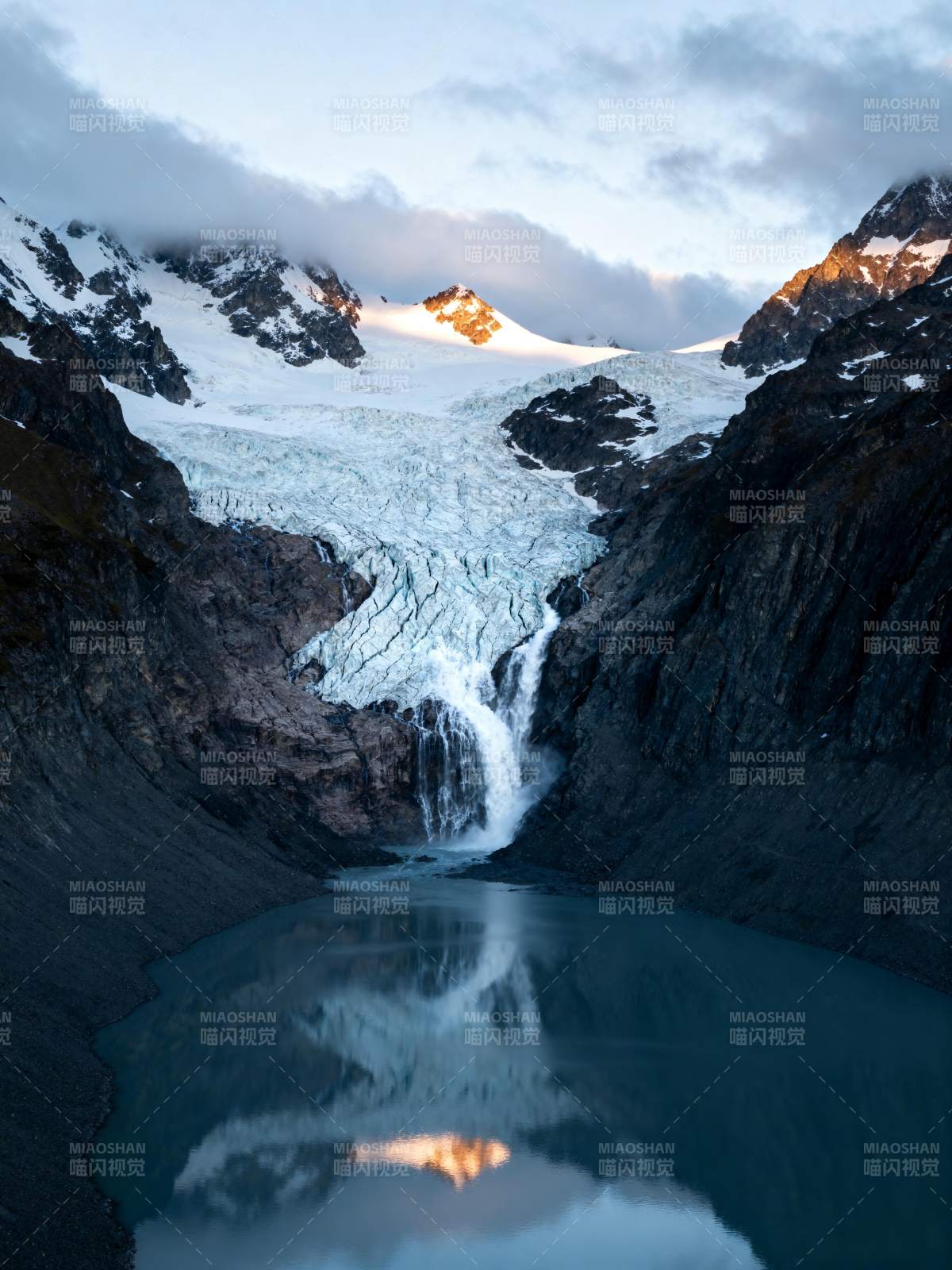 冰川湖映山影图片