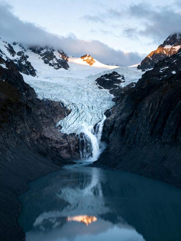 冰川湖映山影图片