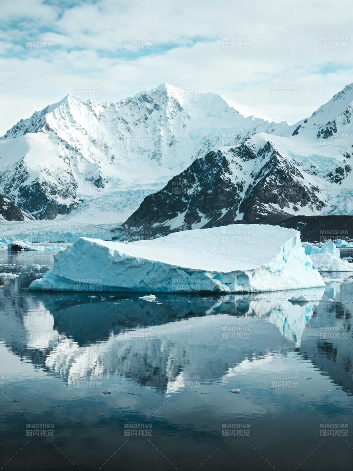 冰山倒影 雪山静谧图片