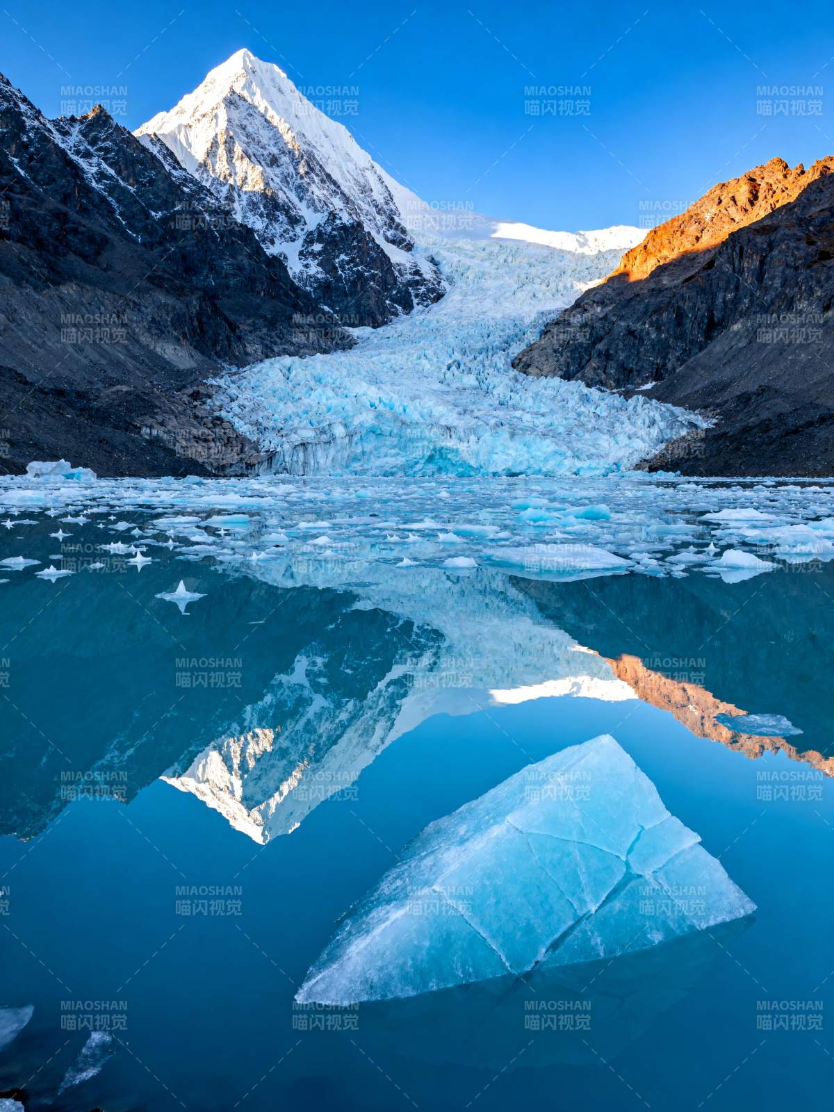 冰川倒影 雪山静谧图片