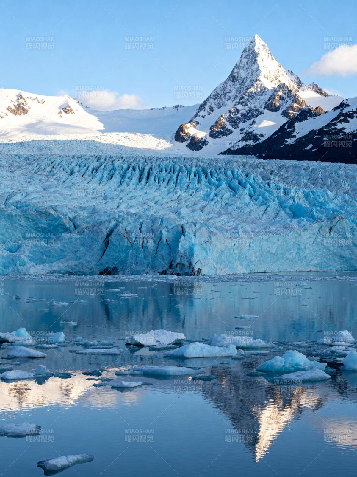冰川倒影 雪山如画图片