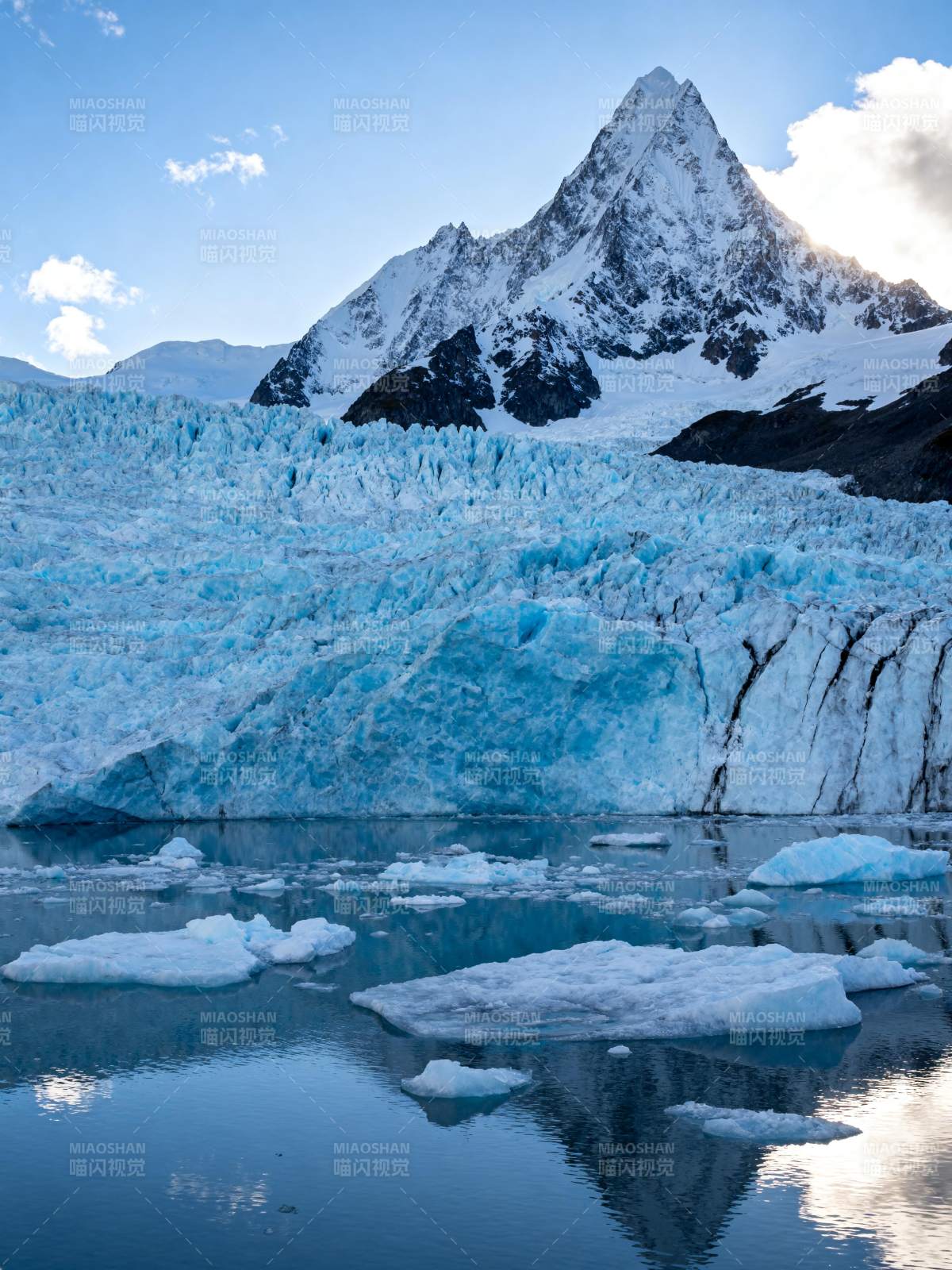 冰川映山湖图片