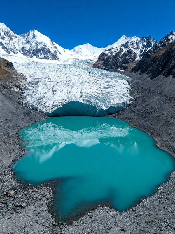 冰川湖映雪山图片
