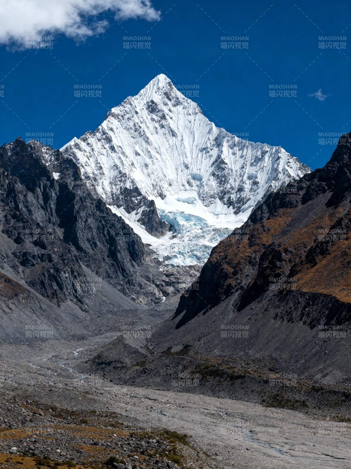 雪山巍峨 蓝天映衬图片
