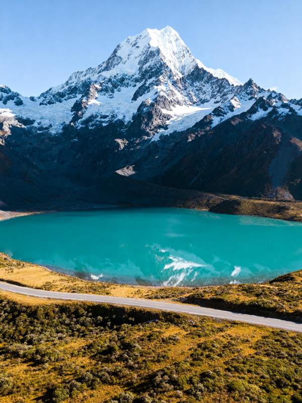 雪山碧湖美景图片