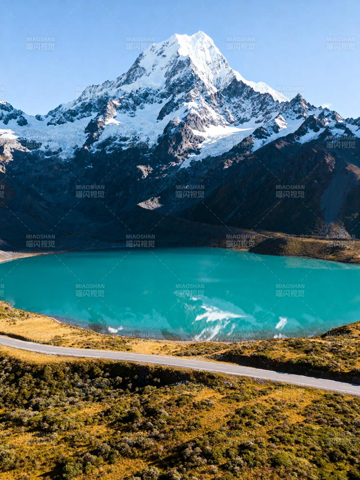 雪山碧湖美景图片