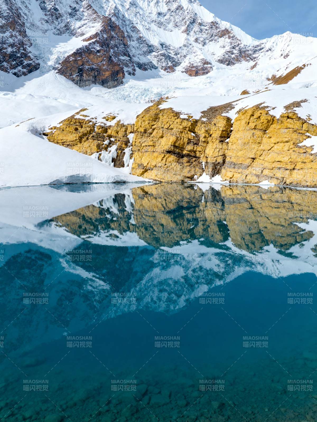 雪山倒影湖中图片