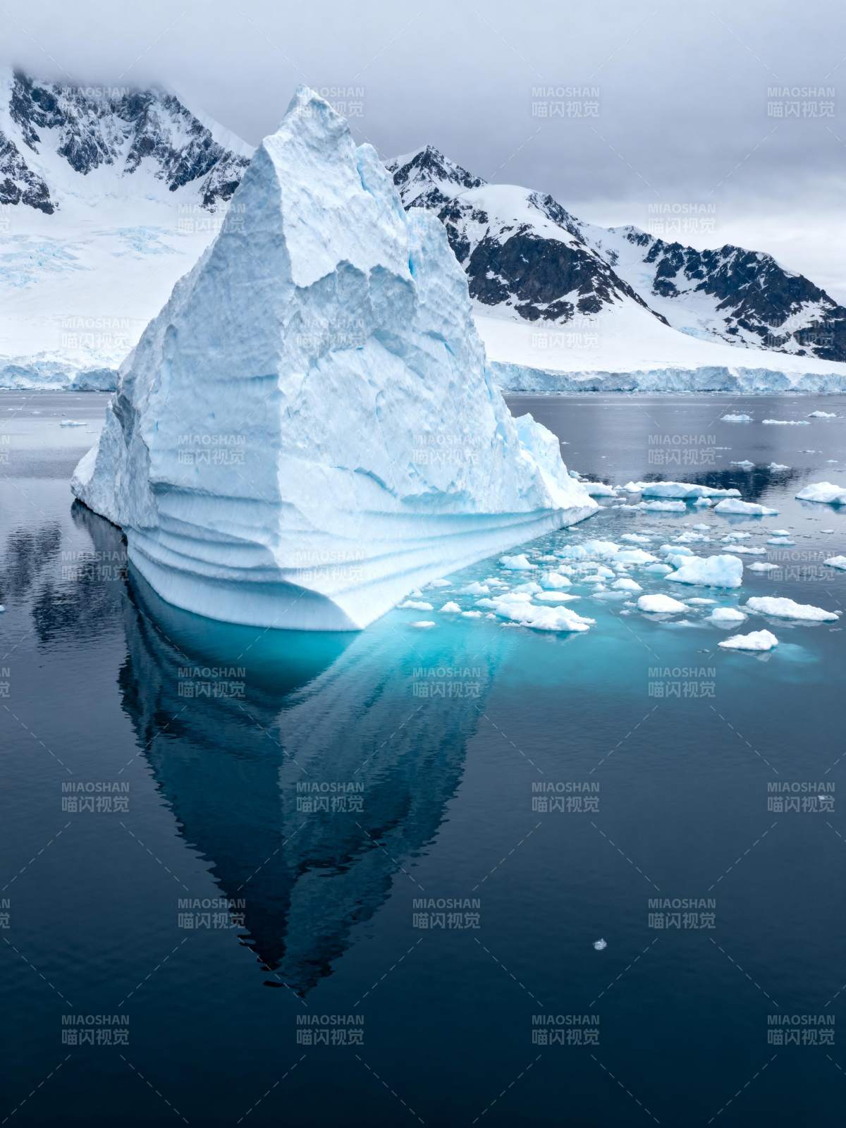 冰山倒影静谧湖图片