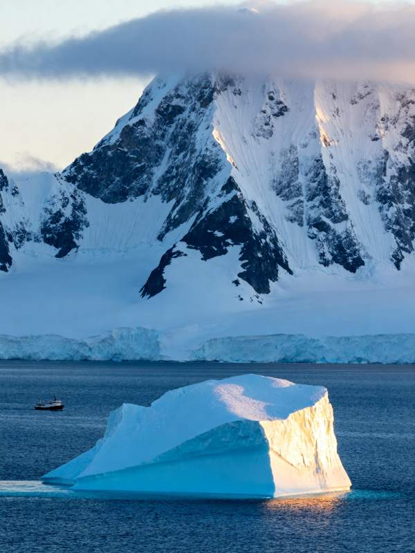 极地冰山晨曦图片