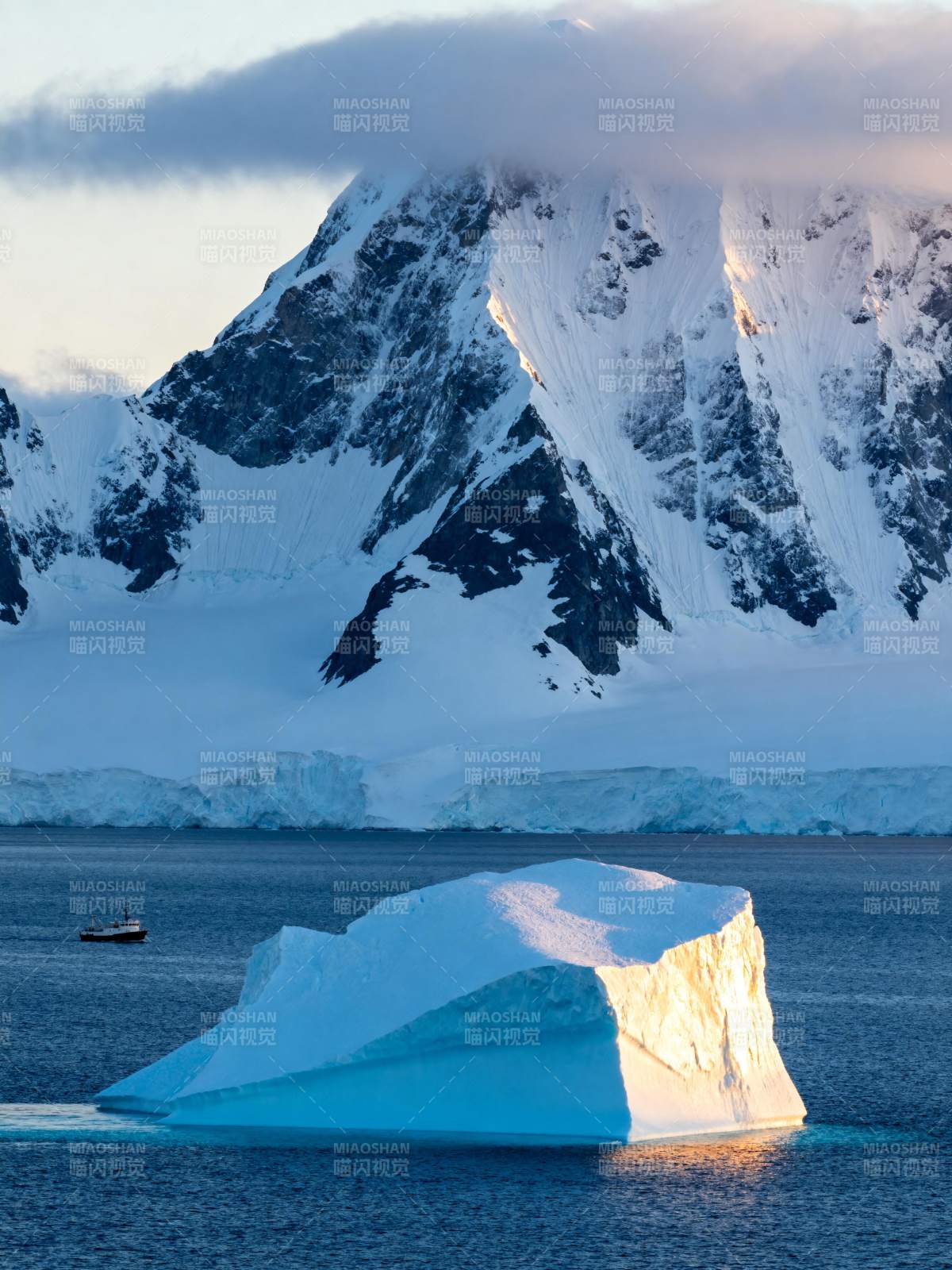 极地冰山晨曦图片