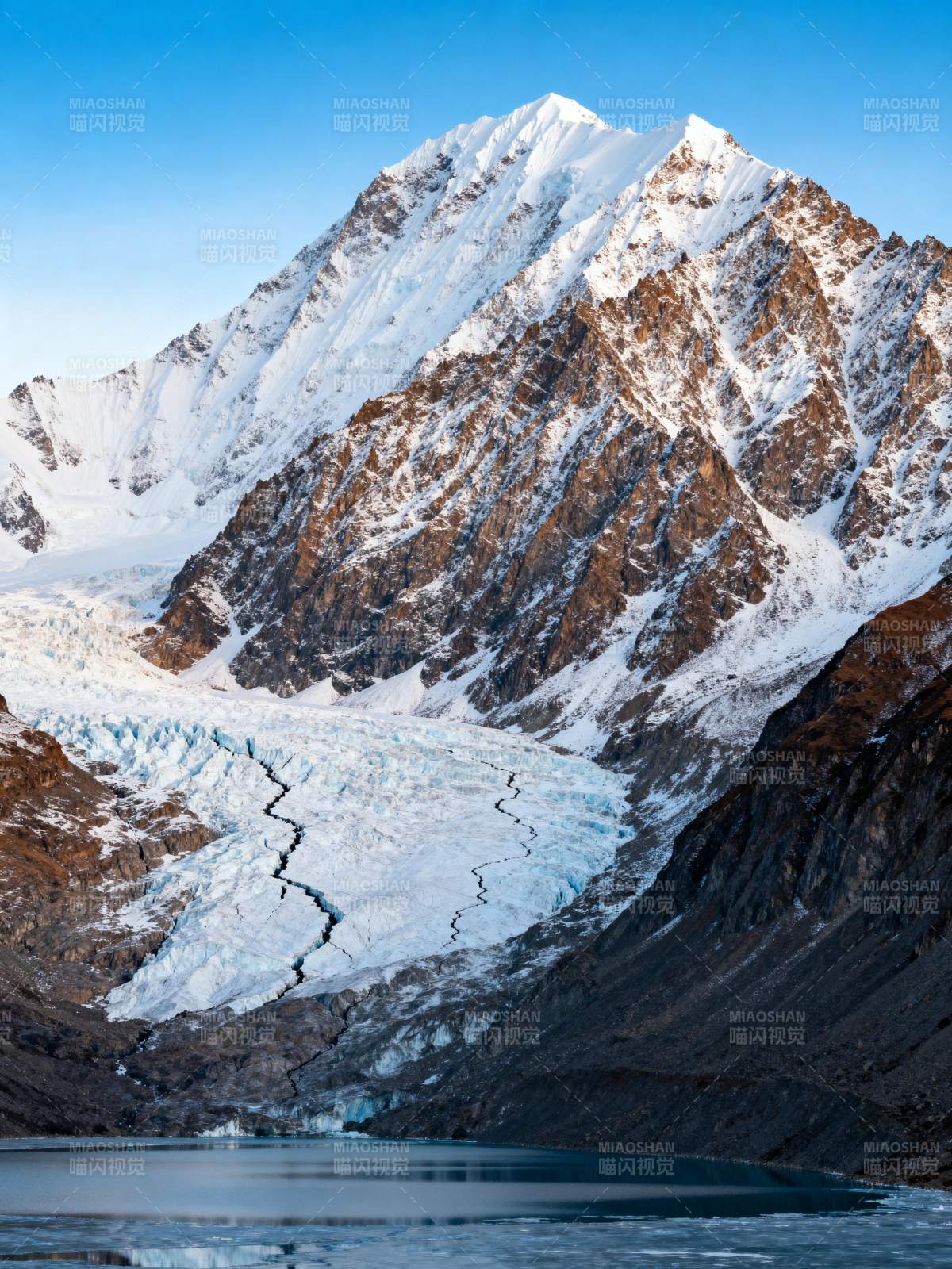 雪山冰川湖景图片