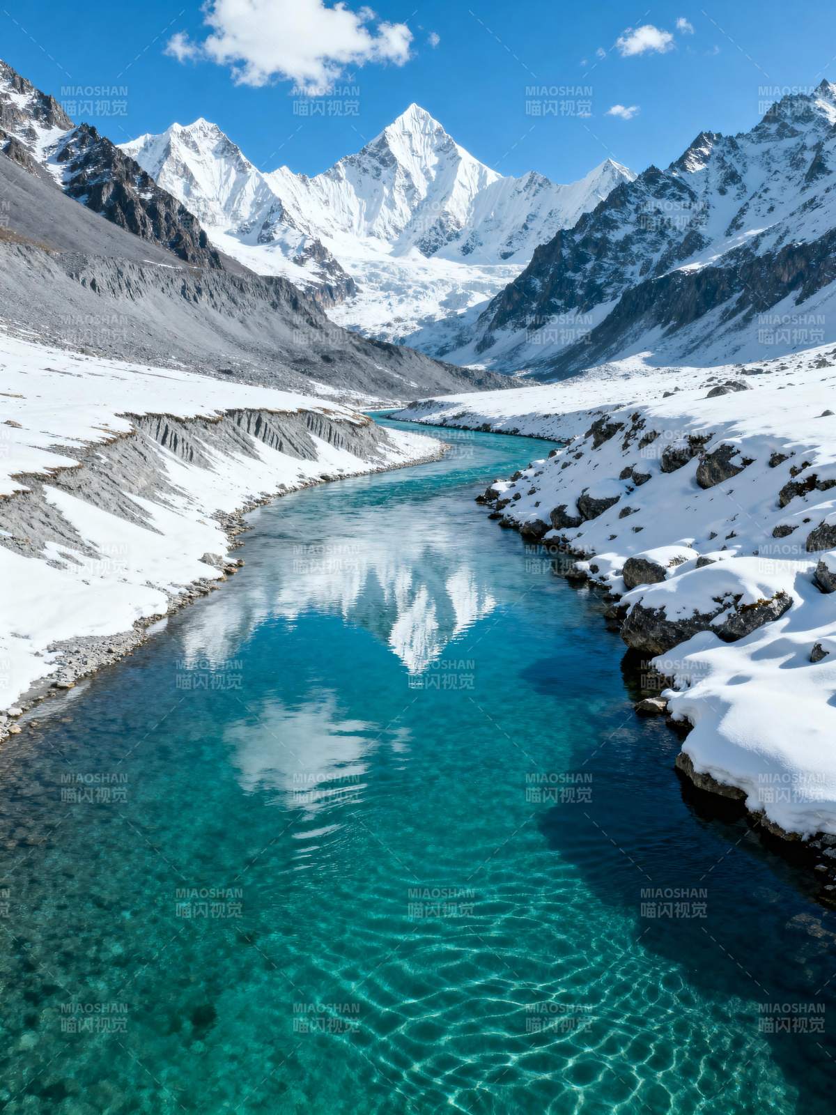雪山映碧水图片