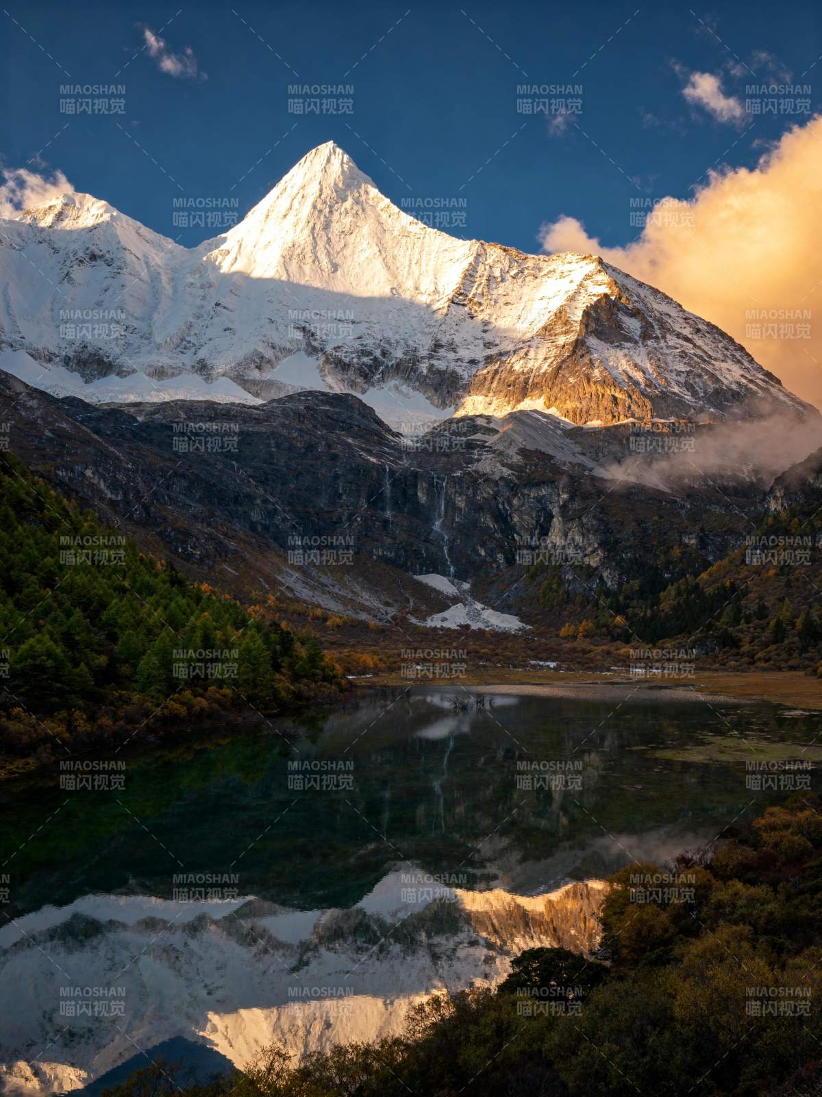 雪山倒影湖光图片