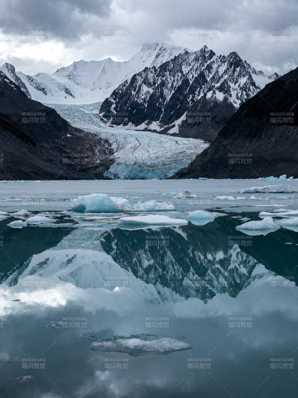 冰川倒影山湖图片