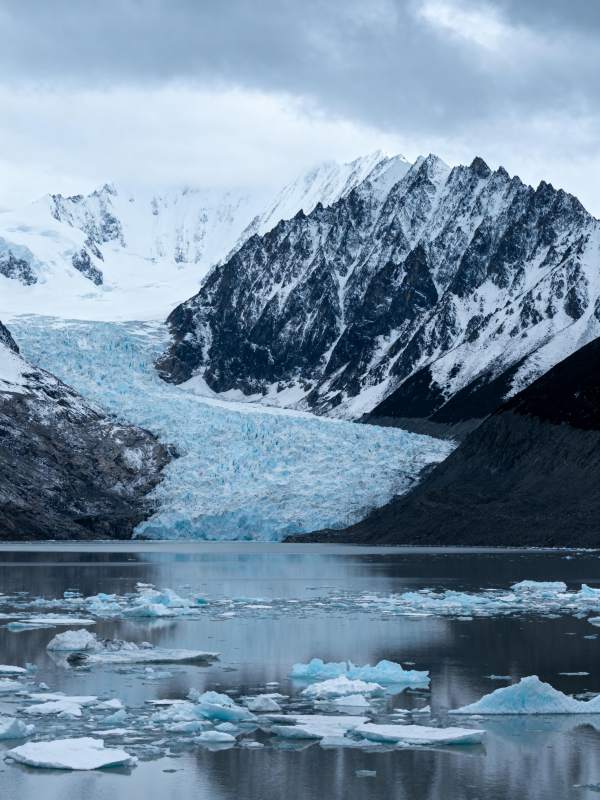 冰川湖畔雪峰图片