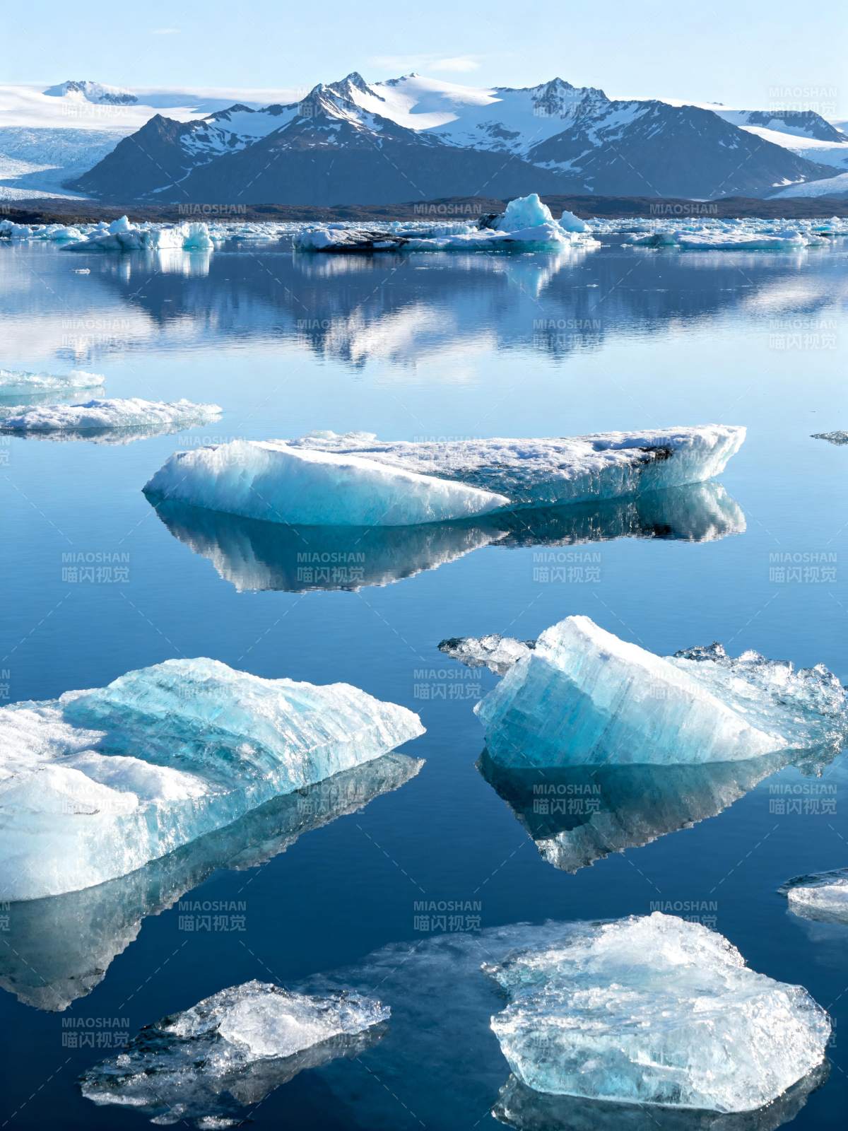 冰川倒影静谧湖图片