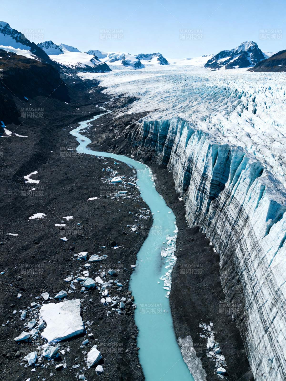 冰川溪流蜿蜒前行图片