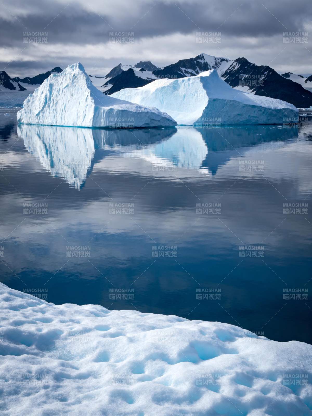 冰川倒影静谧湖图片