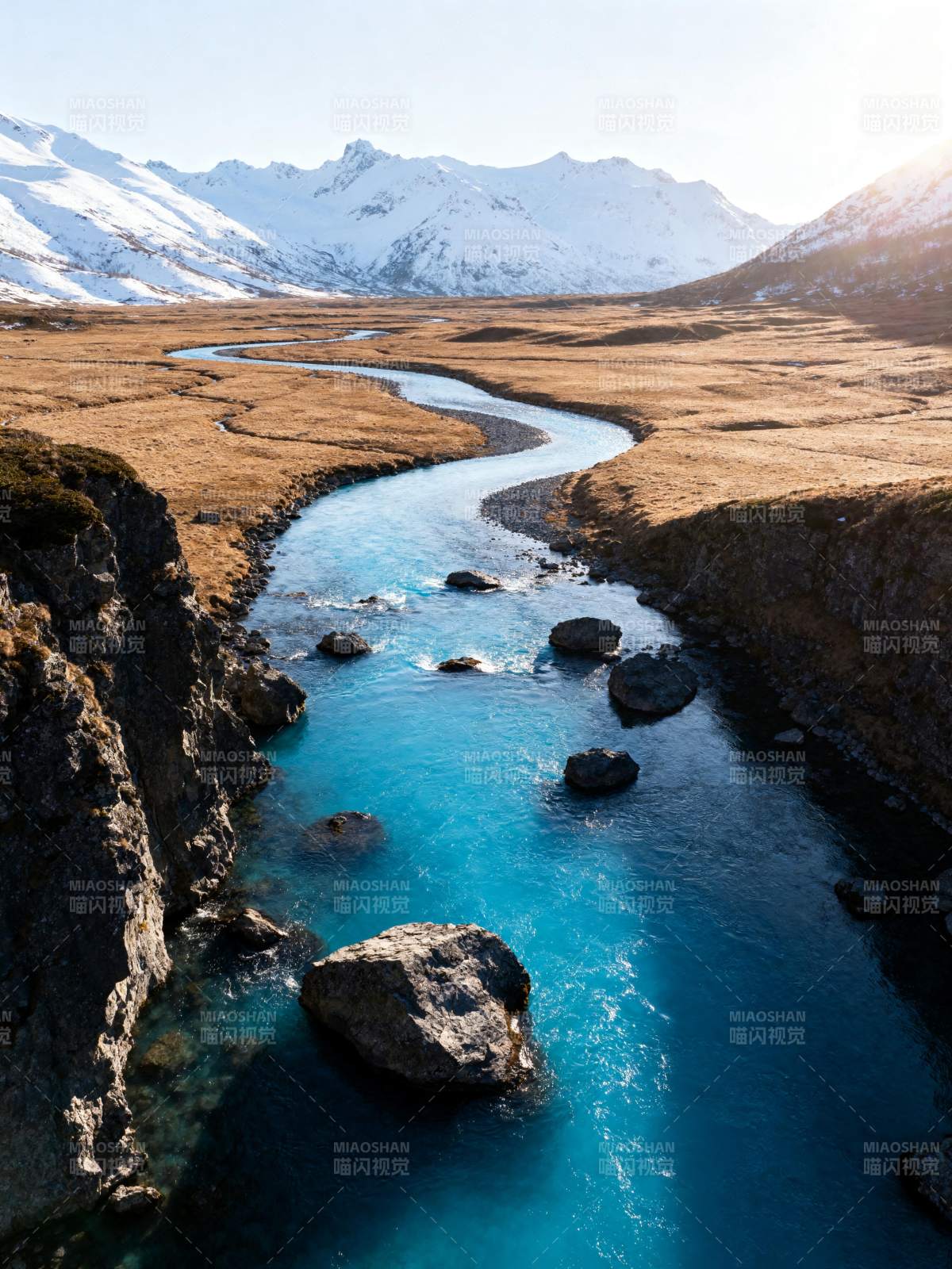 雪山碧溪蜿蜒流图片