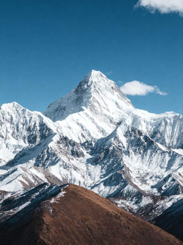 雪山巍峨 蓝天映衬图片