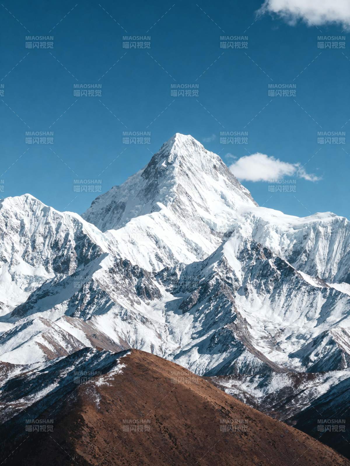 雪山巍峨 蓝天映衬图片