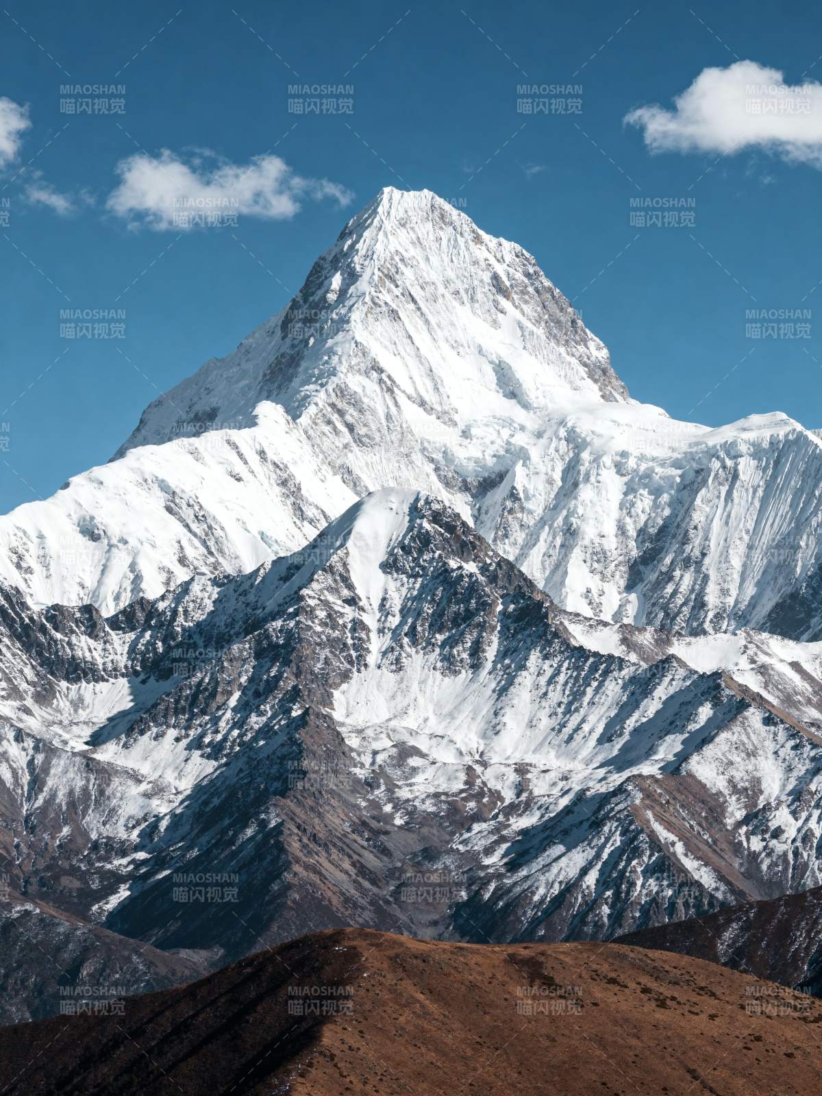雪山巍峨 蓝天映衬图片