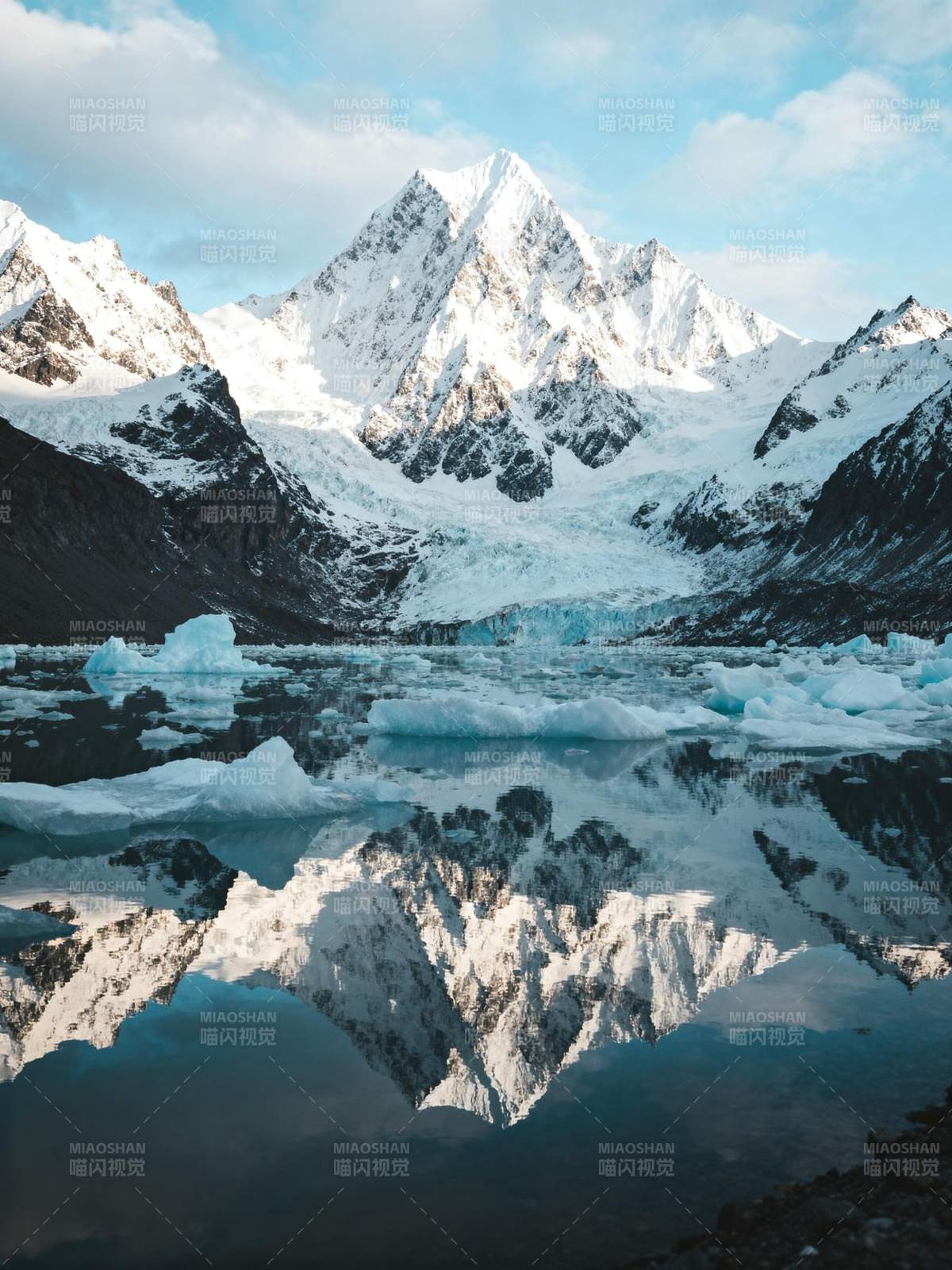 雪山倒影湖中图片