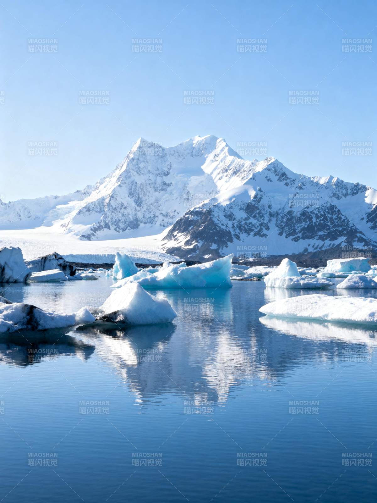 冰川湖畔雪山倒影图片