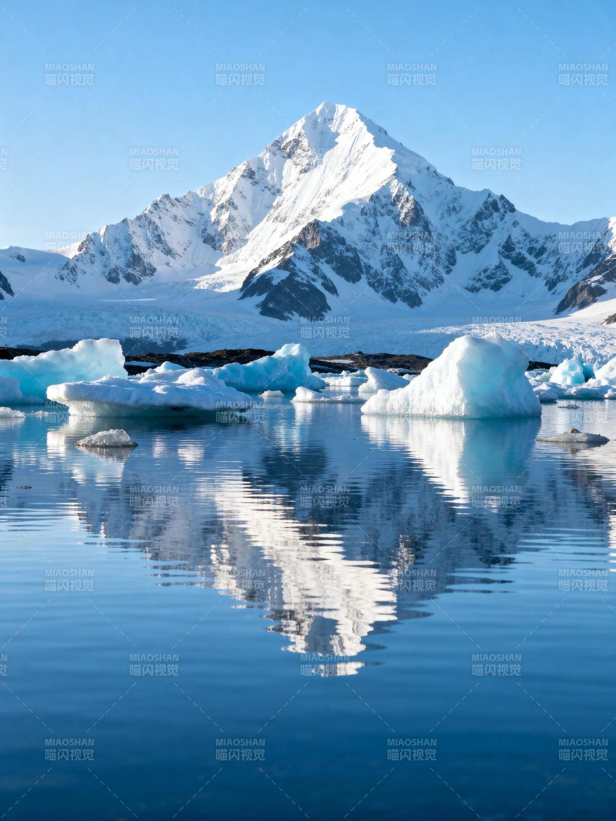 雪山倒影湖中图片
