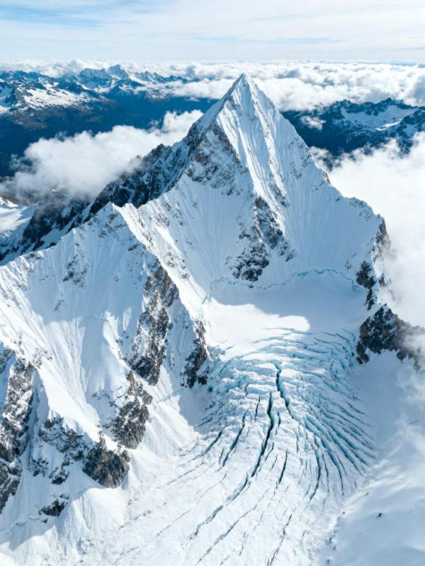 雪山之巅 云海缭绕图片